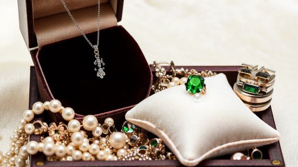 Sélection de bijoux tendance à prix abordables pour chaque style